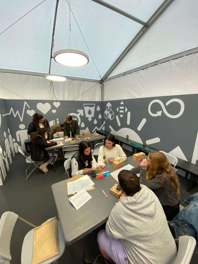 Grupo de participantes realiza una dinámica del Escape Room de los ODS en Gazte Plazan, con EGK.